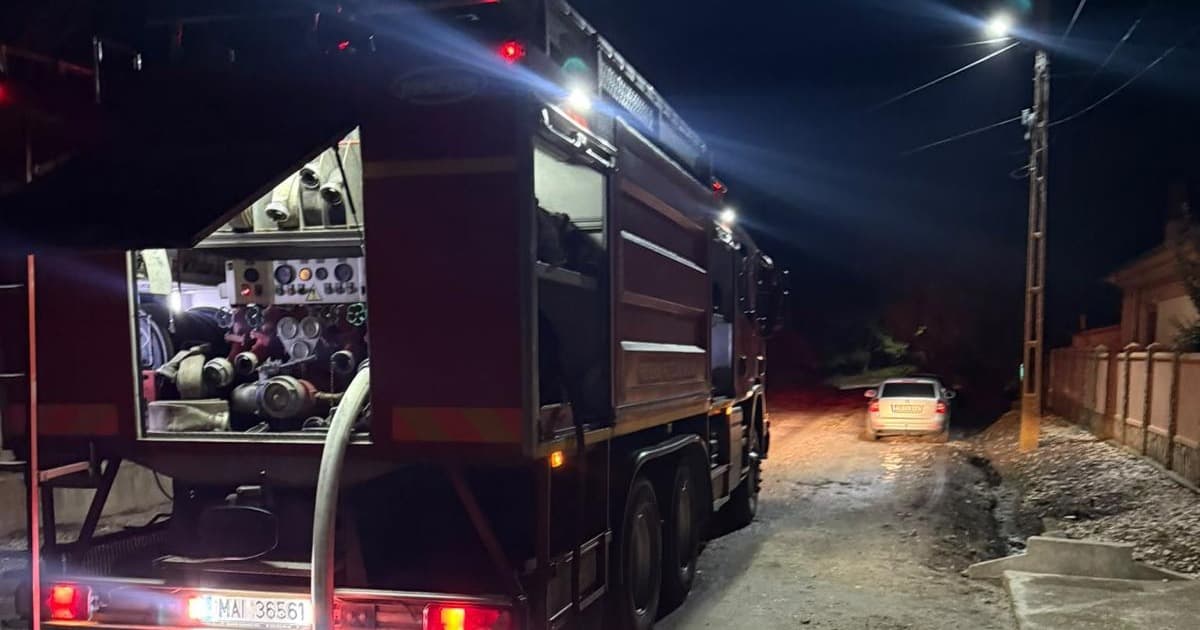 Incendiu la Măldăeni: pagube de aproape 250.000 de lei. Pompierii au salvat parterul casei și construcțiile vecine