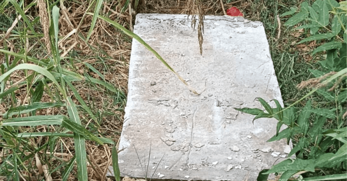 Afacere la vedere, nesimțire la secret: resturi de cavou aruncate printre morminte în cimitirul I.L. Caragiale