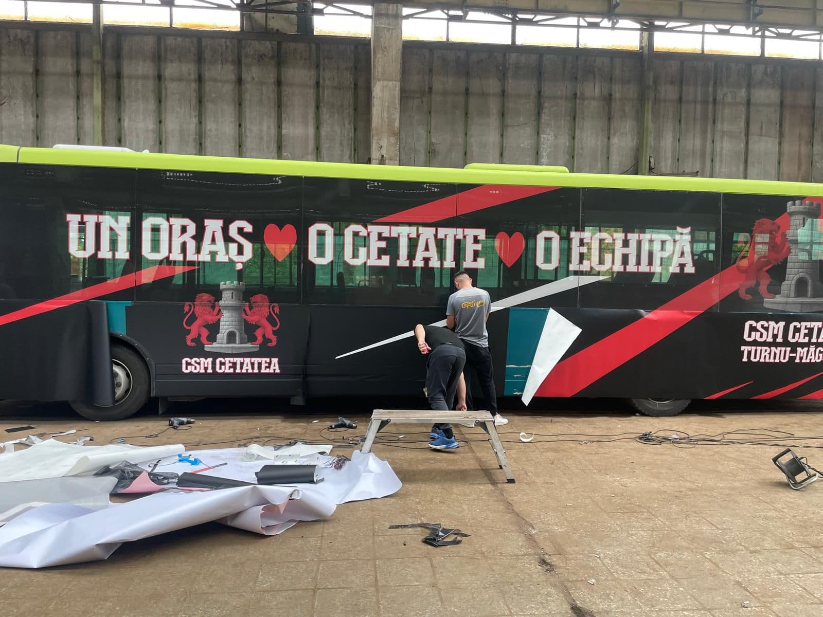 CSM Cetatea Turnu Măgurele investește în imagine: autocar personalizat, fanion oficial și echipamente noi pentru toate echipele