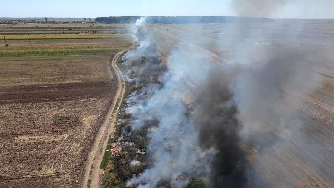 Deșeuri incendiate și amenzi de 115.000 de lei, după controale în Smârdioasa, Nanov și Buzescu