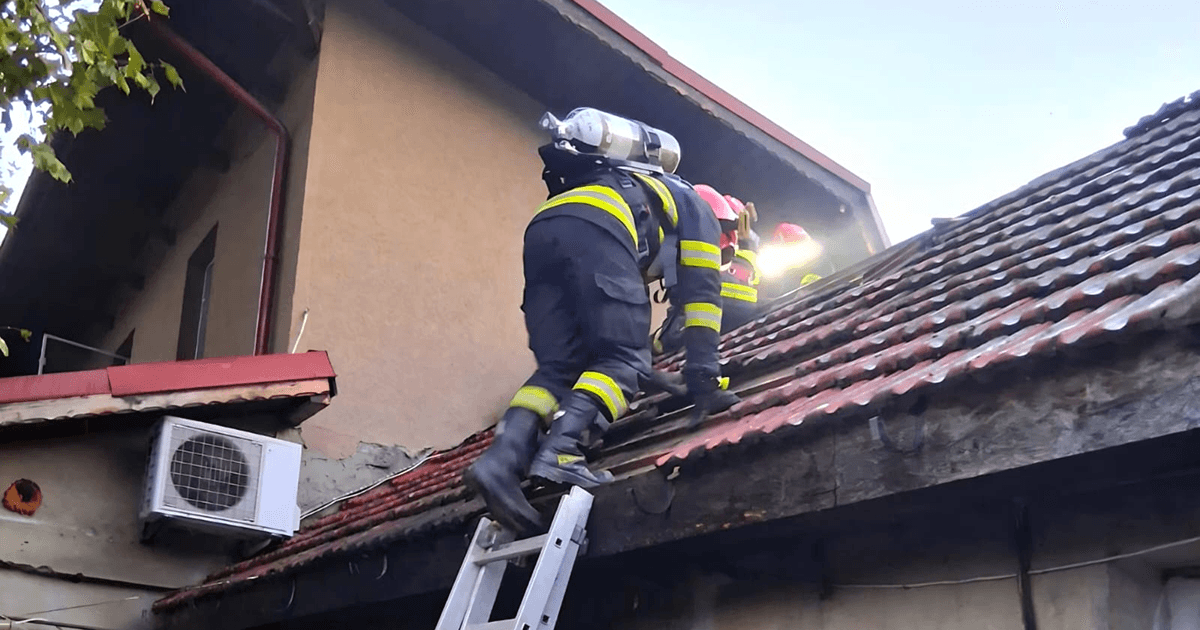 Incendiu la Zimnicea: flăcările amenințau o locuință. Pompierii au evacuat o butelie din anexă