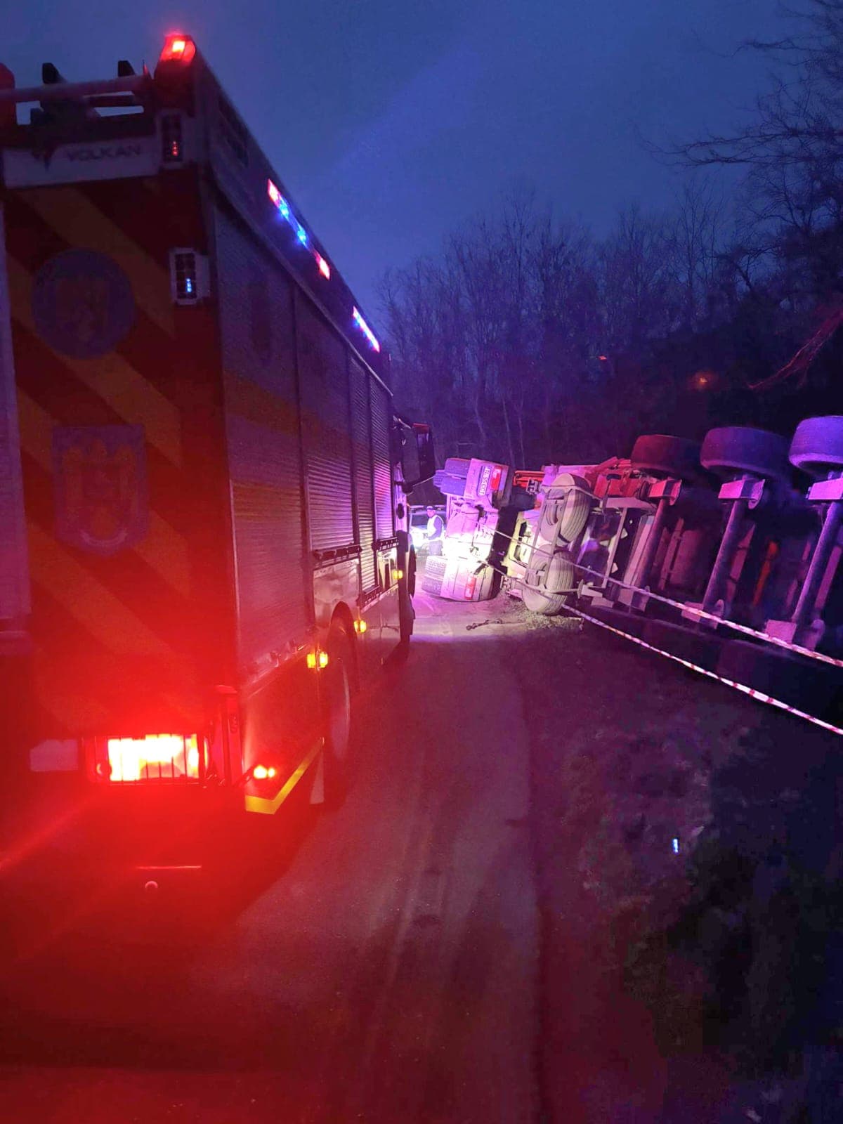 Accident rutier între Scrioaștea și Brebina: un camion încărcat cu cereale s-a răsturnat. O victimă a fost transportată la spital