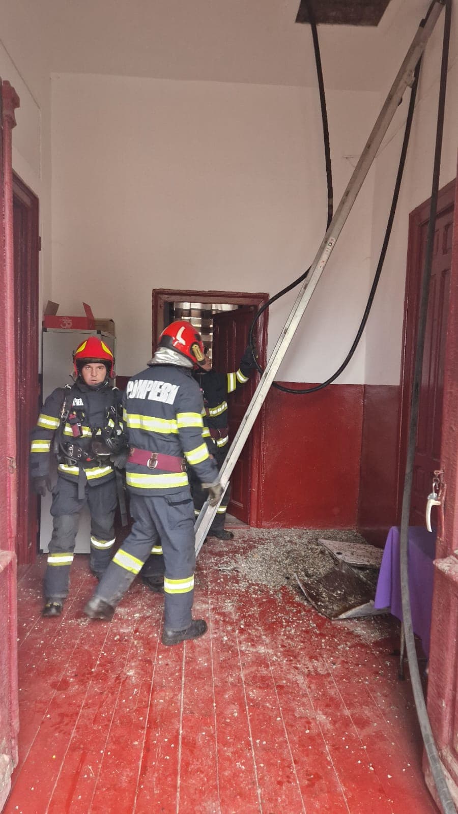 INCENDIU LA O ȘCOALĂ GIMNAZIALĂ DIN TELEORMAN: 31 DE PERSOANE EVACUATE ÎN SIGURANȚĂ
