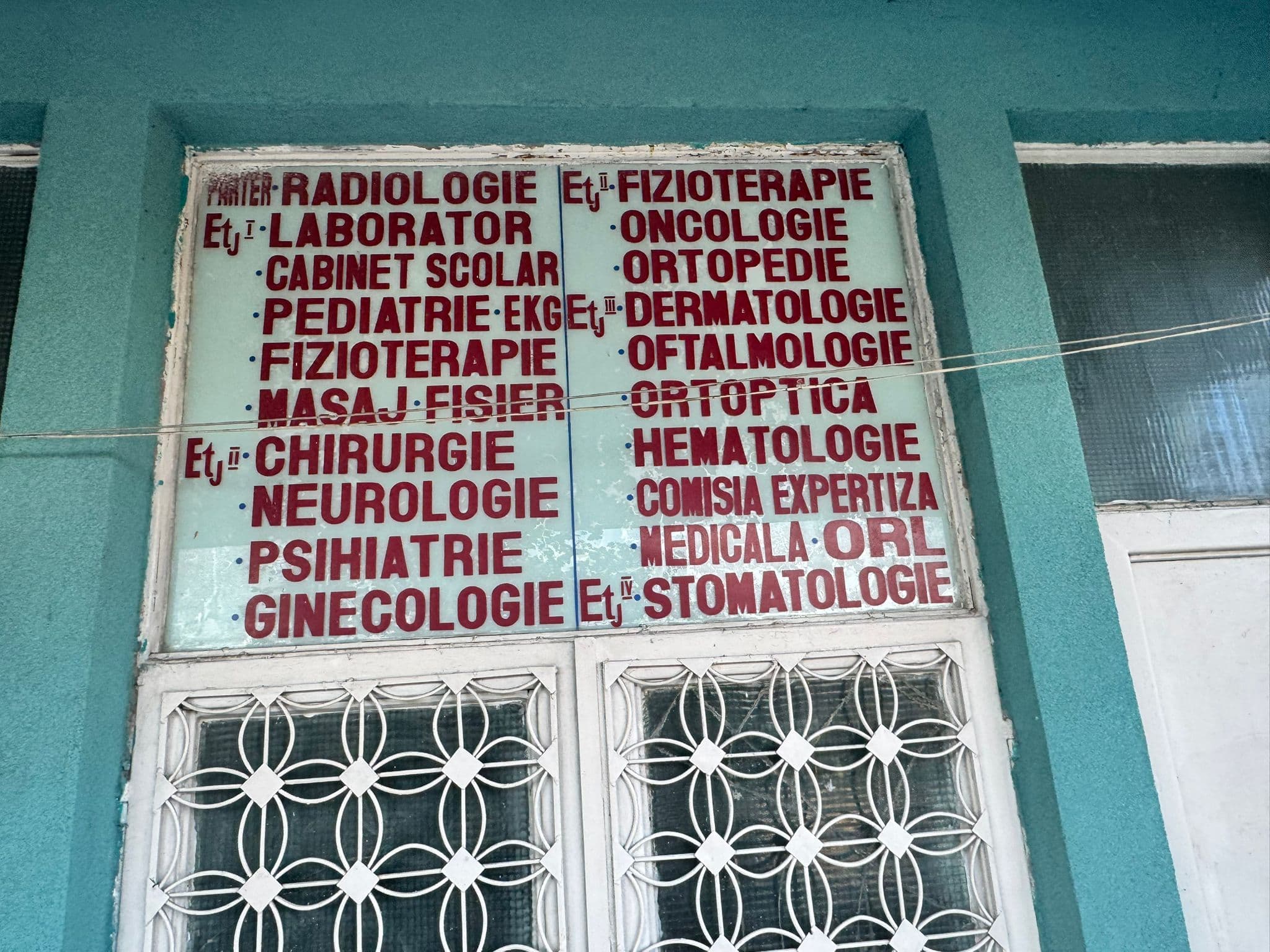 Poarta policlinicii CARITAS, martor tăcut al generațiilor care au trecut prin acest loc