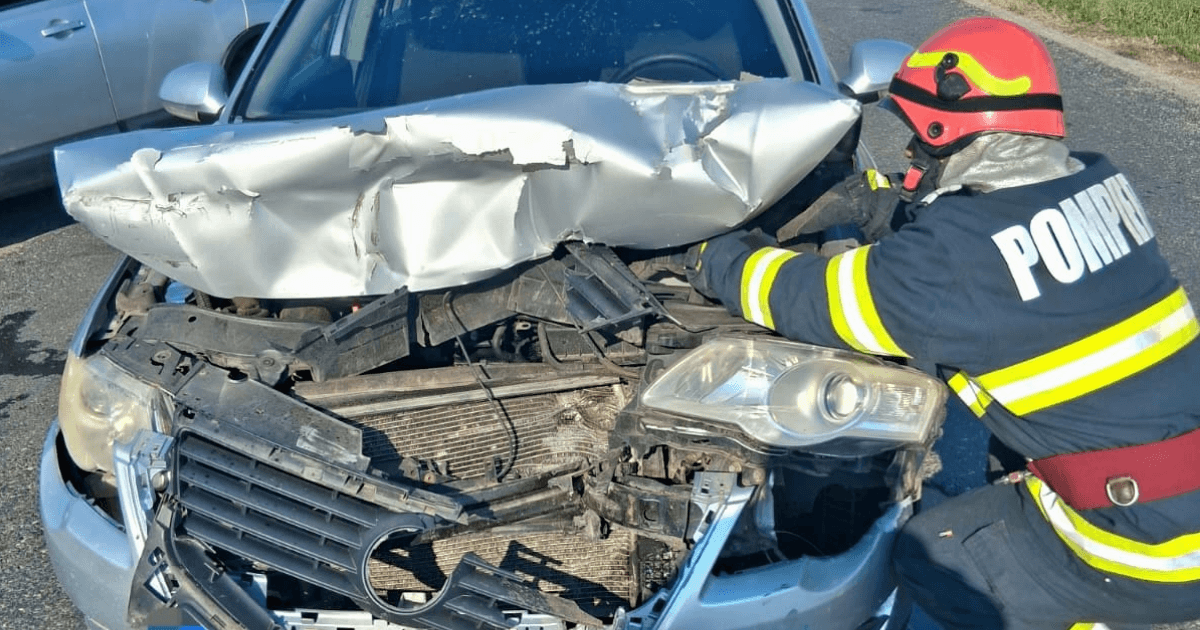Accident rutier în Năsturelu: O persoană de 18 ani a ajuns la spital după impactul dintre un autoturism și un autocamion
