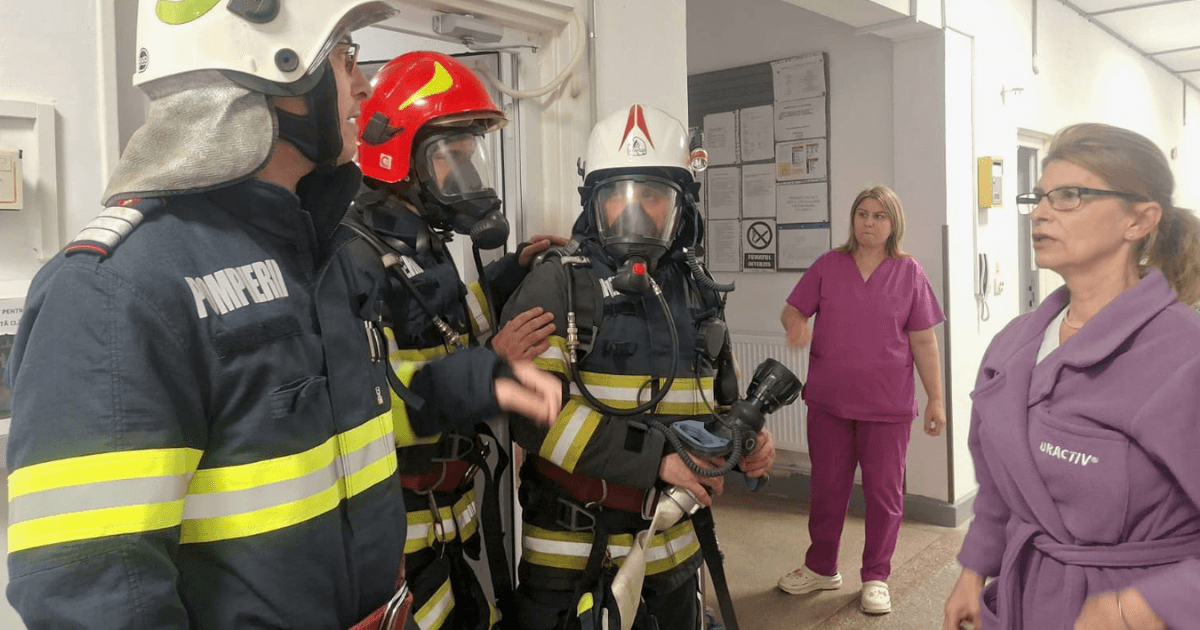 Exercițiu de incendiu la Spitalul „Caritas” din Roșiori de Vede: Pompierii și medicii s-au antrenat să salveze vieți