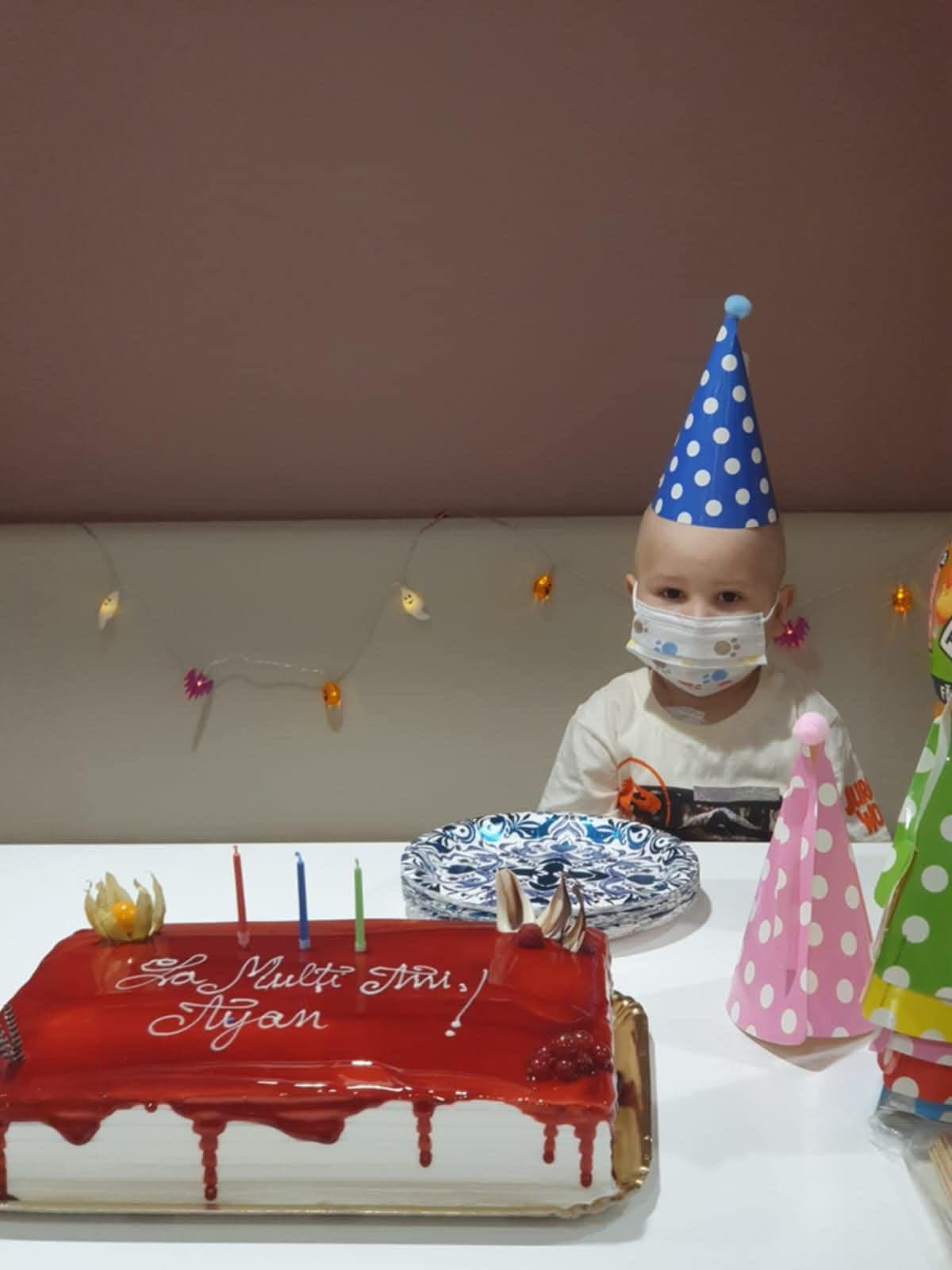 Actualizare: Ayan, băiețelul de 3 ani din Peretu care se luptă cu leucemia. Comunitățile din zonă s-au unit pentru el