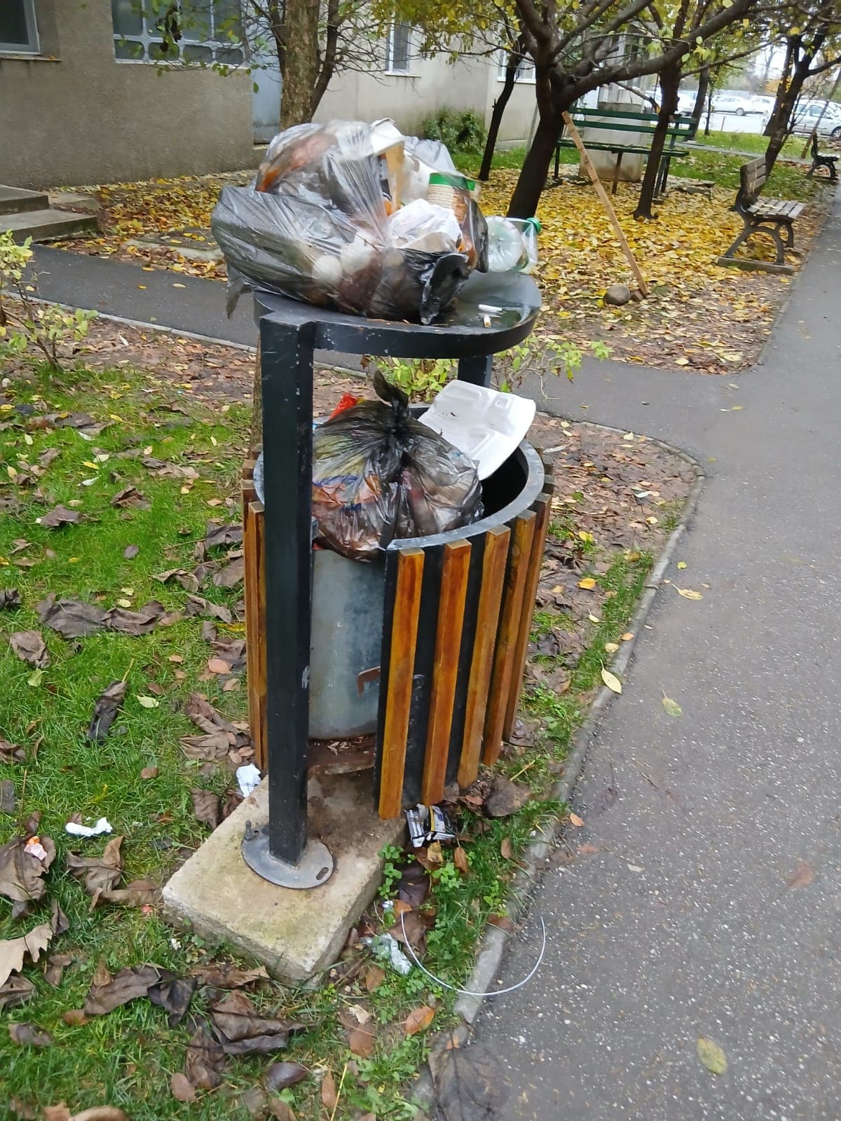 Primăria Roșiorii de Vede „răspunde” din nou… doar pe Facebook. Întrebările rămân fără răspuns, insulele ecologice rămân o enigmă