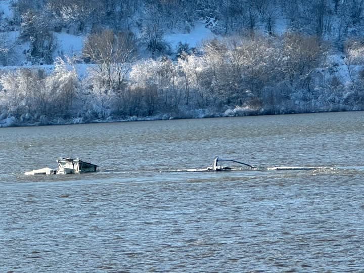 Barja „Phoenix Jupiter”, scufundată pe Dunăre, nu pune în pericol orașul Zimnicea. Autoritățile monitorizează permanent situația