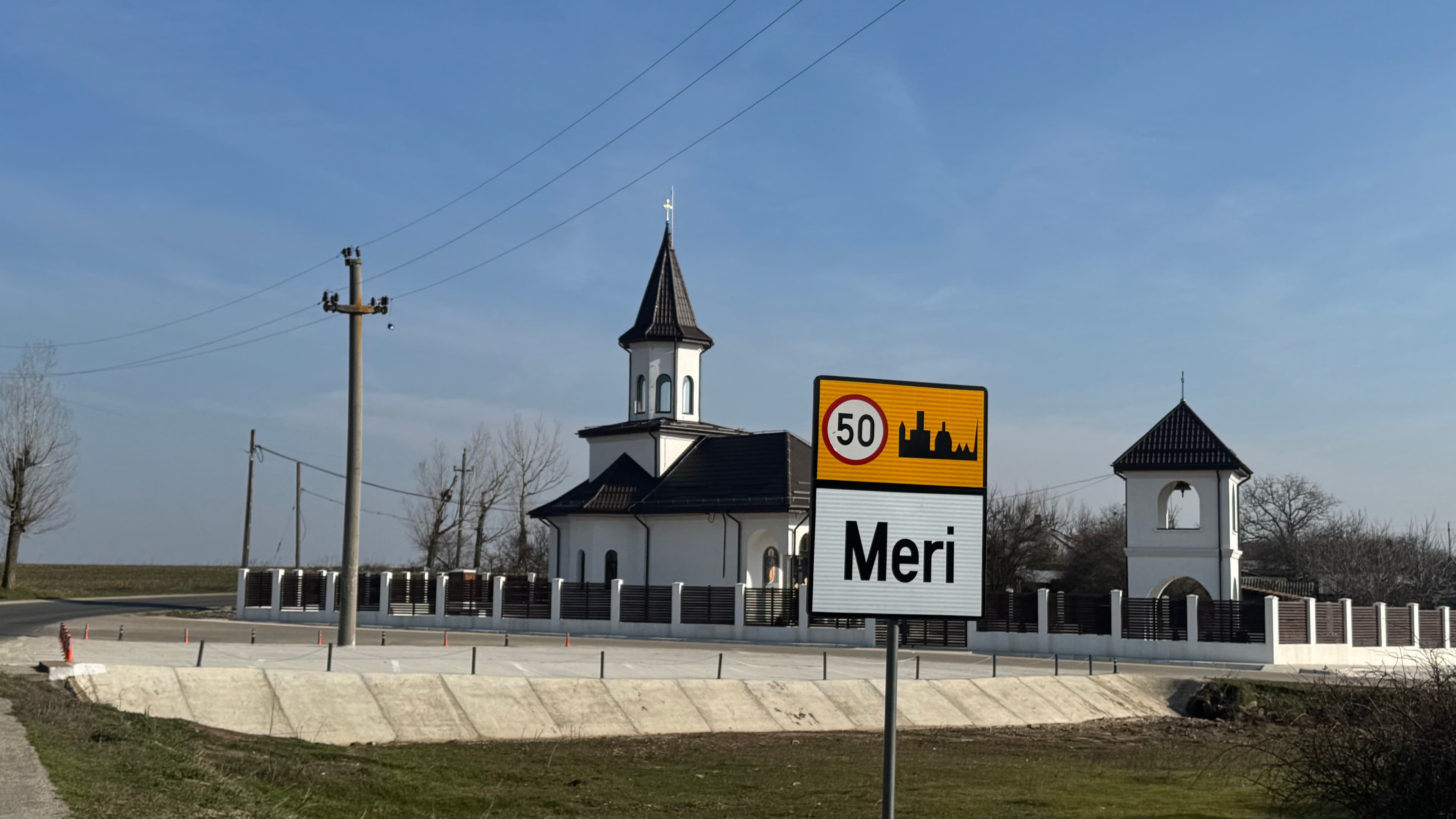Popas în satul Meri, Teleorman: Biserica albă și tihnă de primăvară
