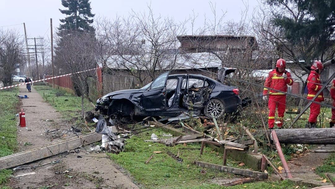 Accident pe DN 6, la Drăgănești Vlașca: Un șofer a intrat cu mașina într-un stâlp de electricitate. A refuzat transportul la spital