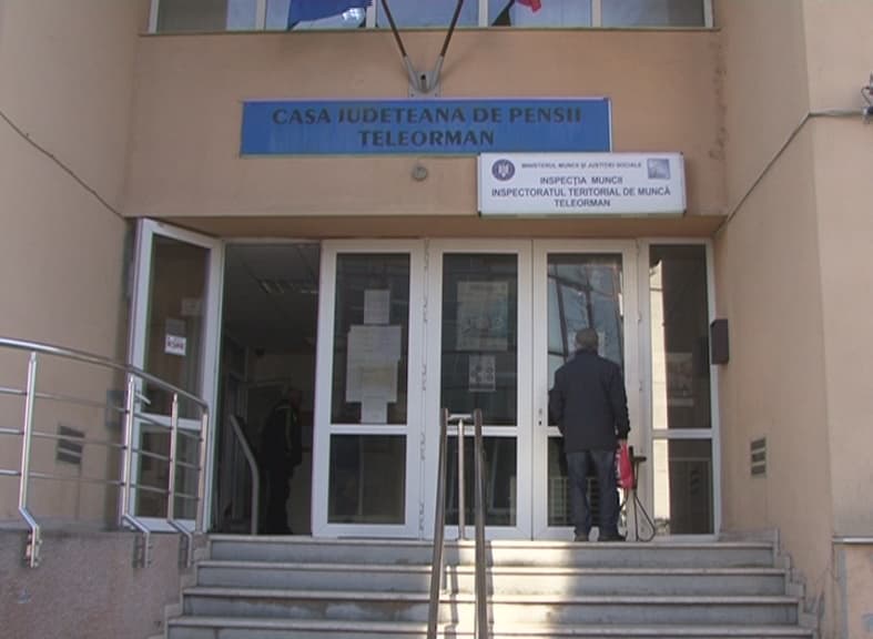 Funcționarii publici care se pensionează trebuie să depună adeverință privind încetarea raportului de serviciu