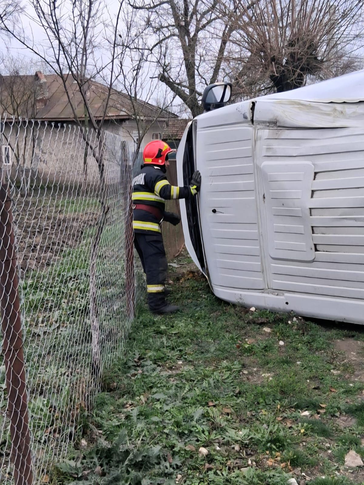 Autoutilitară răsturnată pe DJ 612, la Merenii de Jos. Bărbat de 24 de ani, transportat la spital