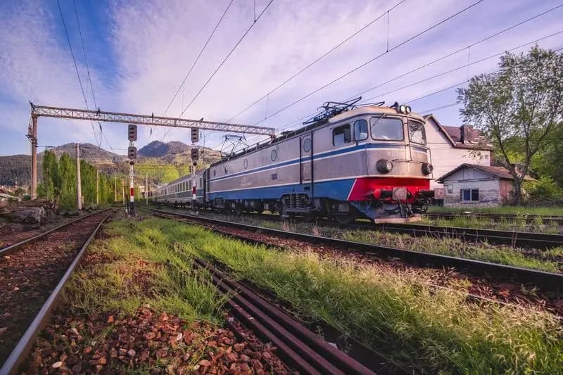 Incident feroviar grav în Teleorman: un tren s-a rupt în două. Trafic feroviar blocat ore întregi