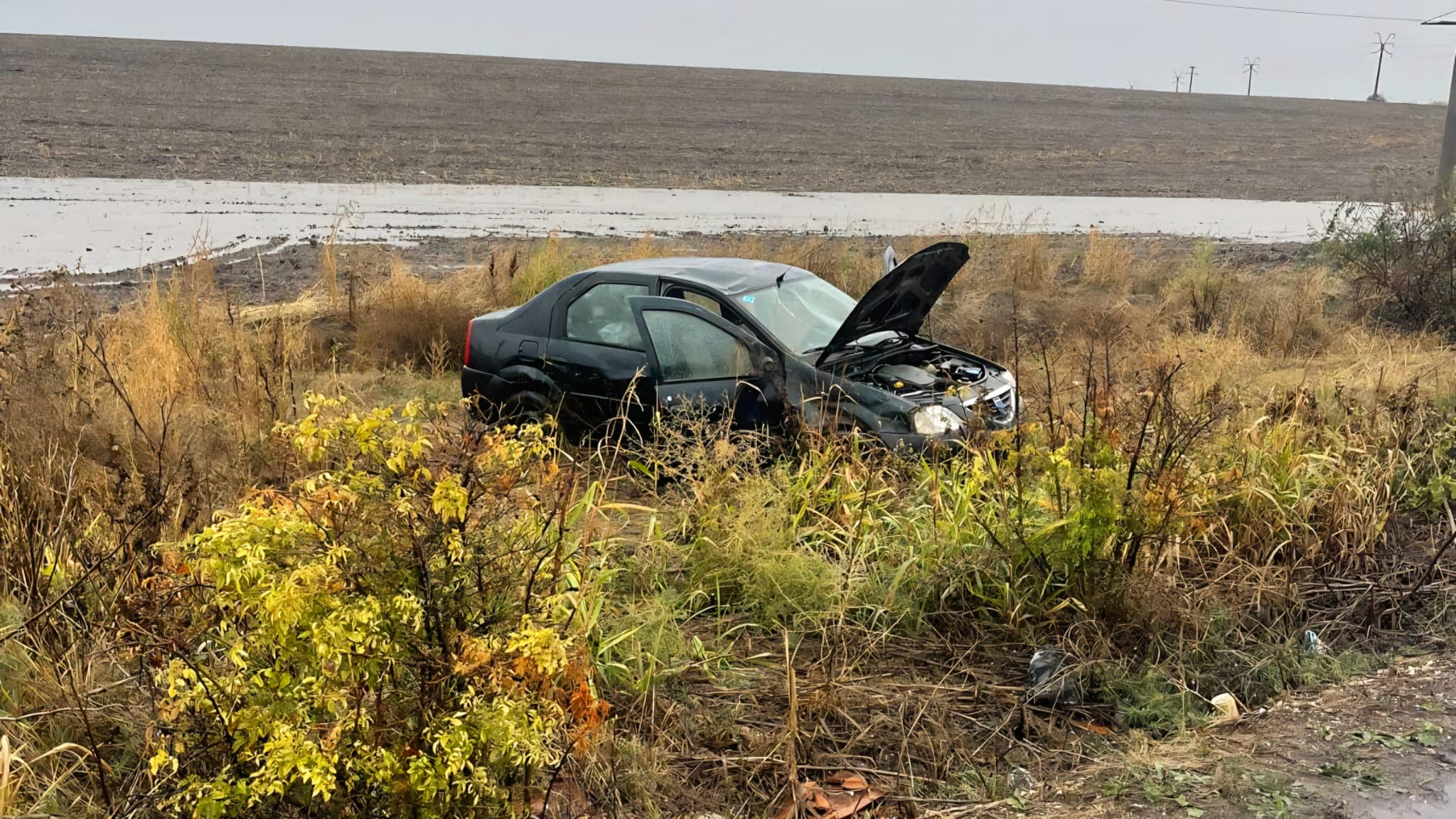 Accident rutier pe DJ 612A, în Roșiorii de Vede – un autoturism s-a răsturnat, două persoane implicate