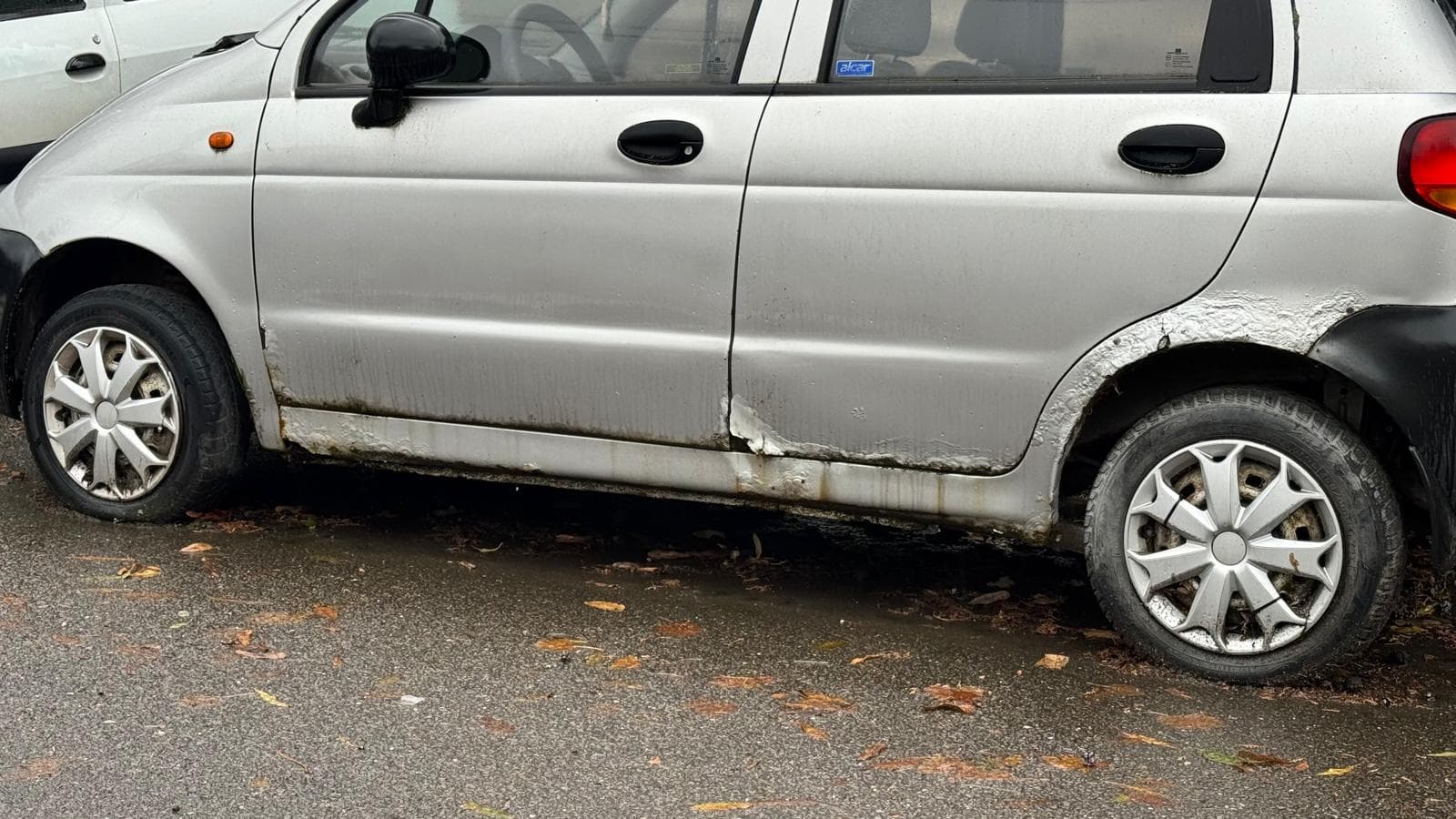 Mașinile abandonate ocupă parcările din orașele Teleormanului. Autoritățile întârzie să intervină