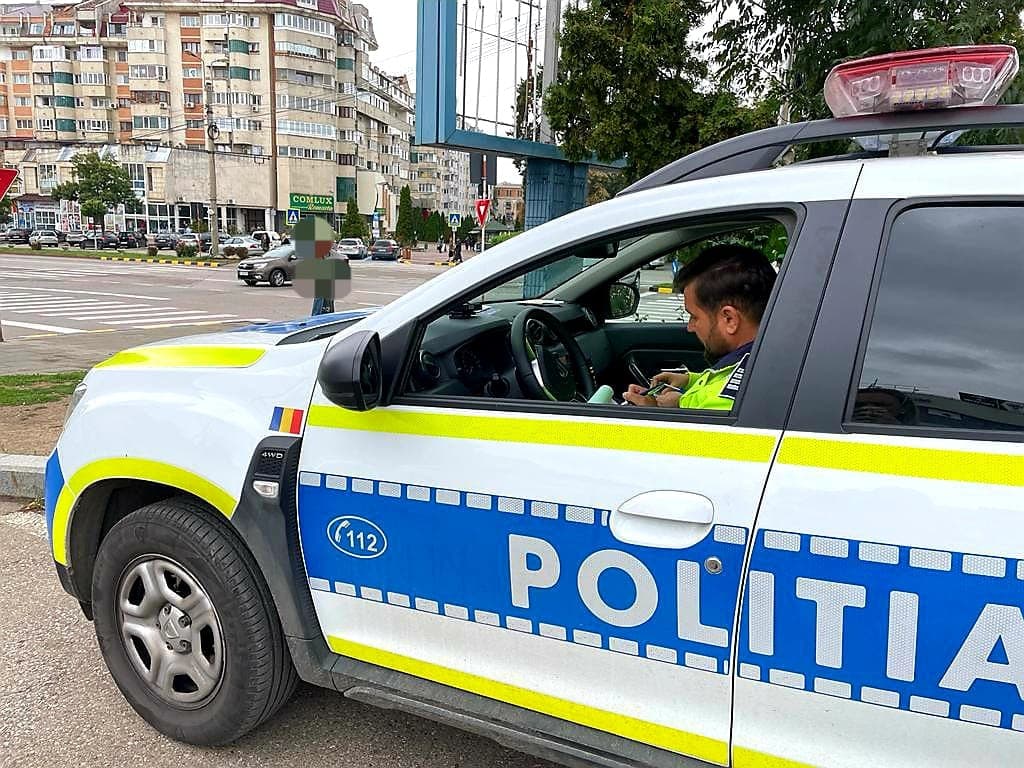 Bărbat reținut după ce a fugit de poliție, a intrat cu mașina în gardul cimitirului și s-a dovedit că nu avea permis