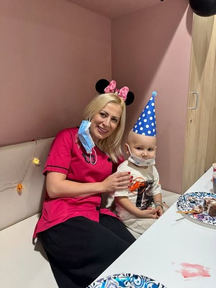 Povestea lui Ayan continuă. În spital, cu speranță — acasă, patru surori îl așteaptă