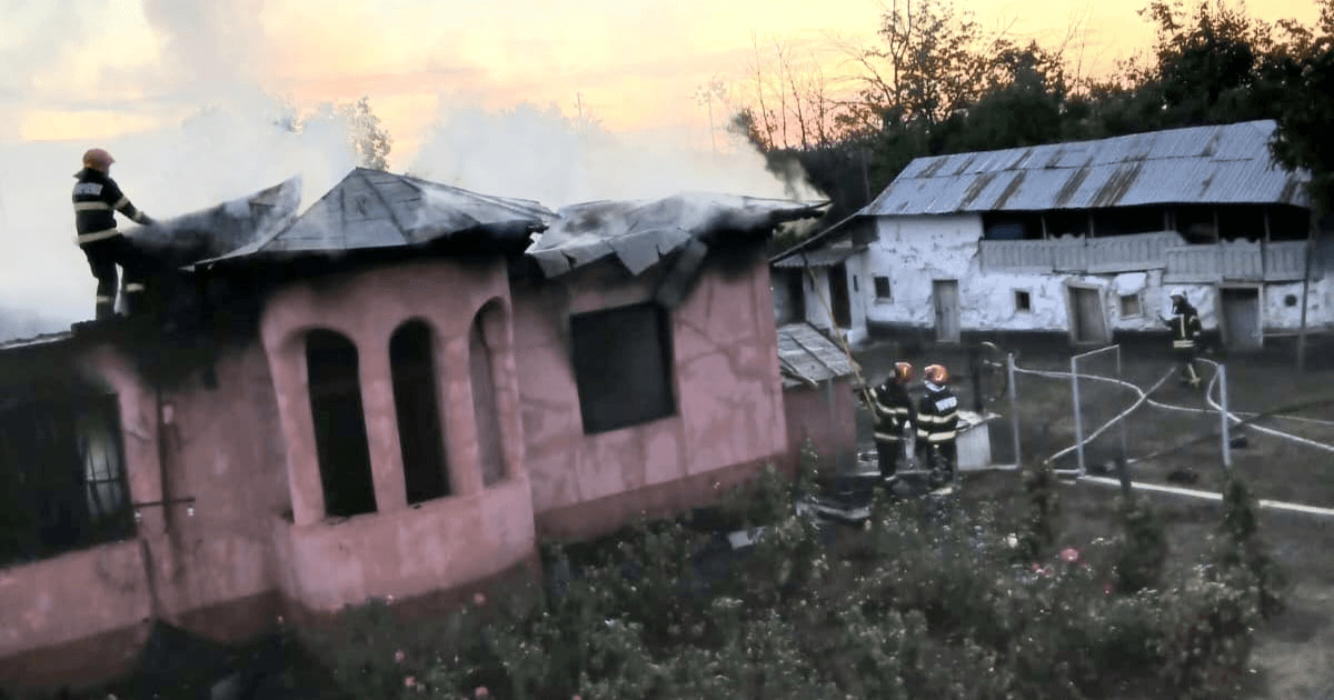 Incendiu la Brebina: o femeie de aproximativ 85 de ani a suferit arsuri, iar locuința a fost distrusă