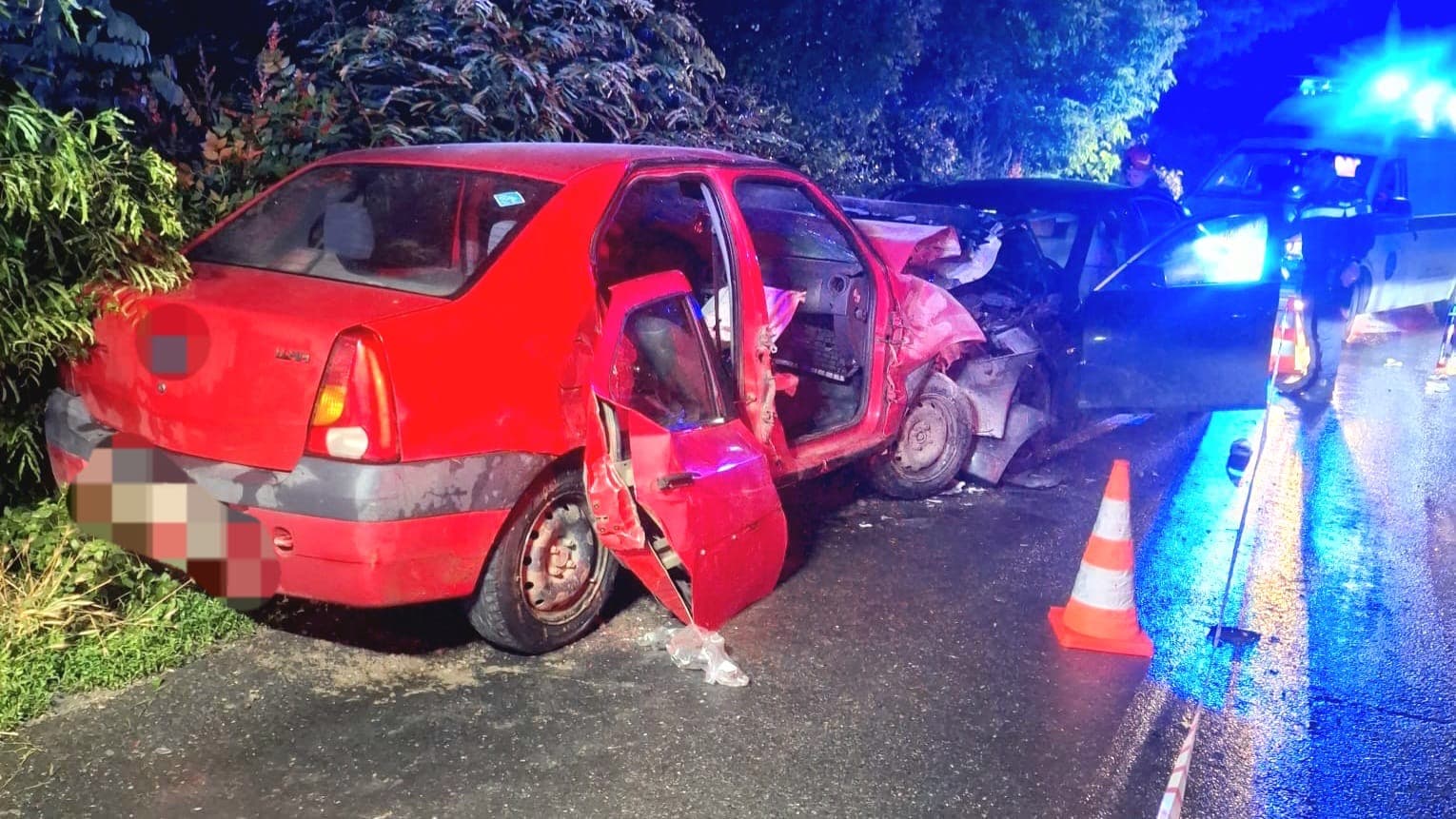 Coliziune frontală între două autoturisme la Coșoteni. Patru persoane rănite, una încarcerată