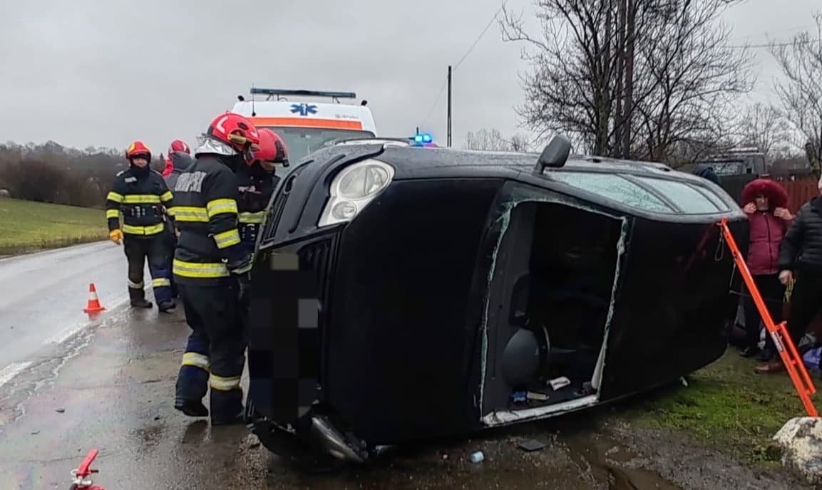 Autoturism răsturnat la Scurtu Mare. Două femei au avut nevoie de îngrijiri medicale
