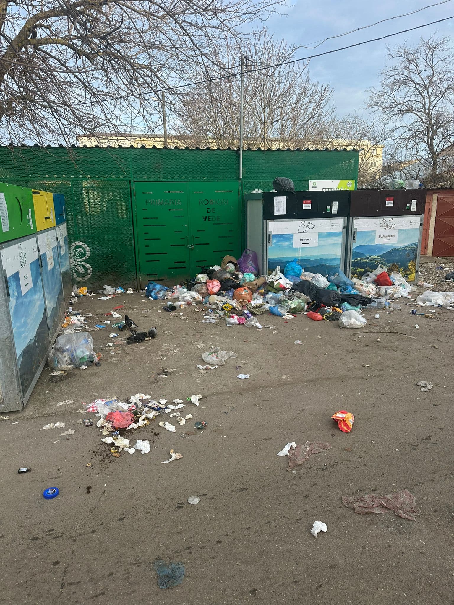 Situație semnalată în Roșiorii de Vede: deșeuri în zona blocurilor J112