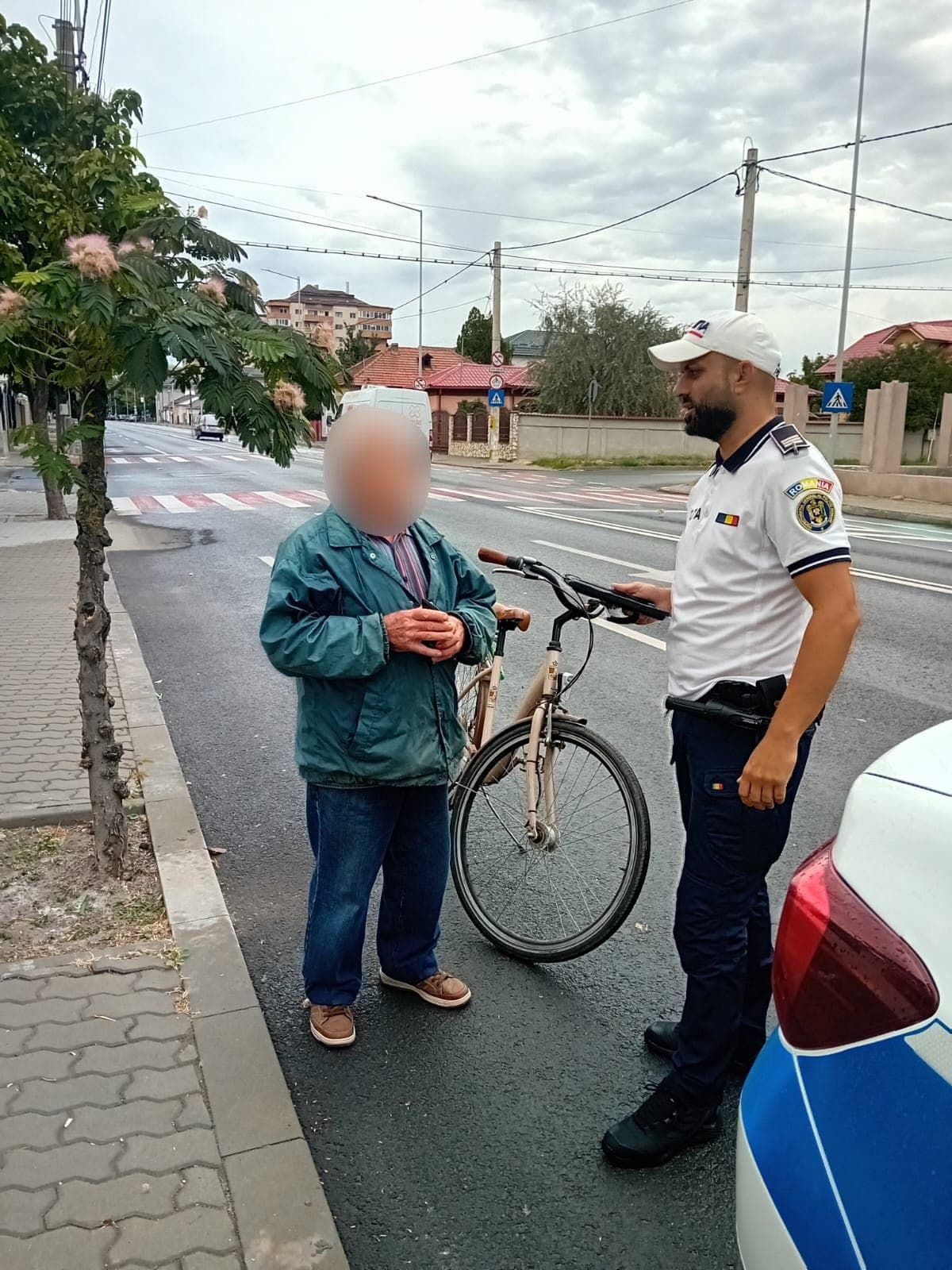Pietoni, bicicliști și utilizatori de trotinete, sancționați de polițiști / 10.800 lei, valoarea amenzilor