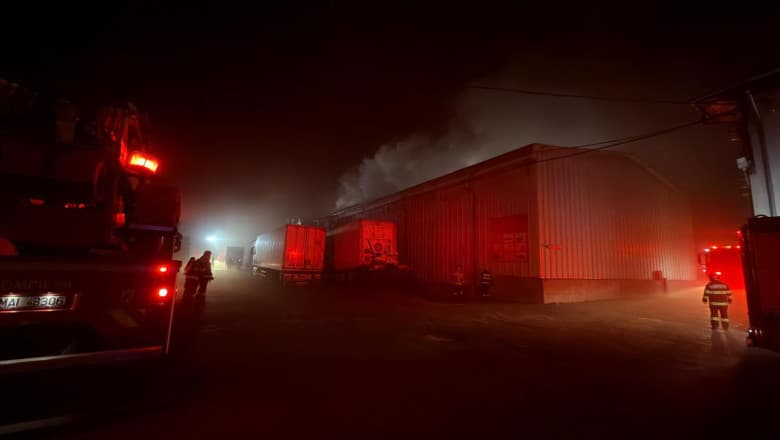 Incendiu cu degajări mari de fum la o hală din Sectorul 2. Populația avertizată prin RO-Alert