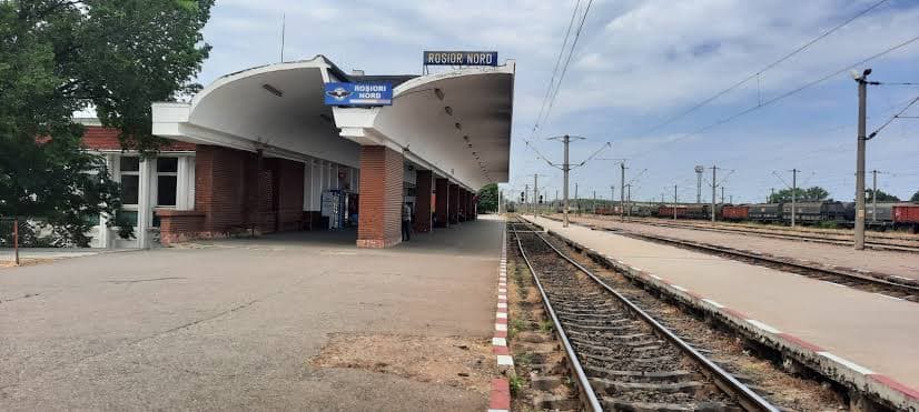 Gara Roșiori Nord, un pericol zilnic pentru călători: peroane improvizate, o linie fără peron și toalete fără apă de zece zile