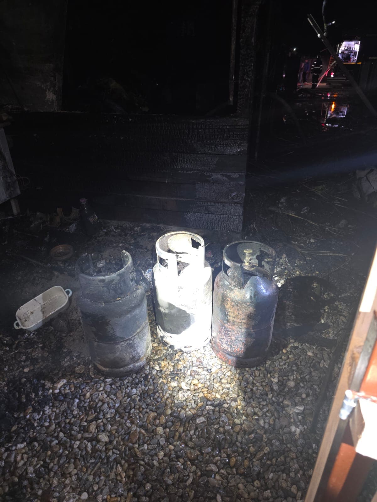 Incendiu violent la Văcărești: O locuință a ars aproape în totalitate din cauza unui coș de fum defect