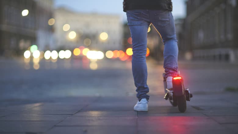 Alexandria vrea să interzică trotinetele electrice în parcuri și pe pietonal. Sunt propuse amenzi și pentru părinți