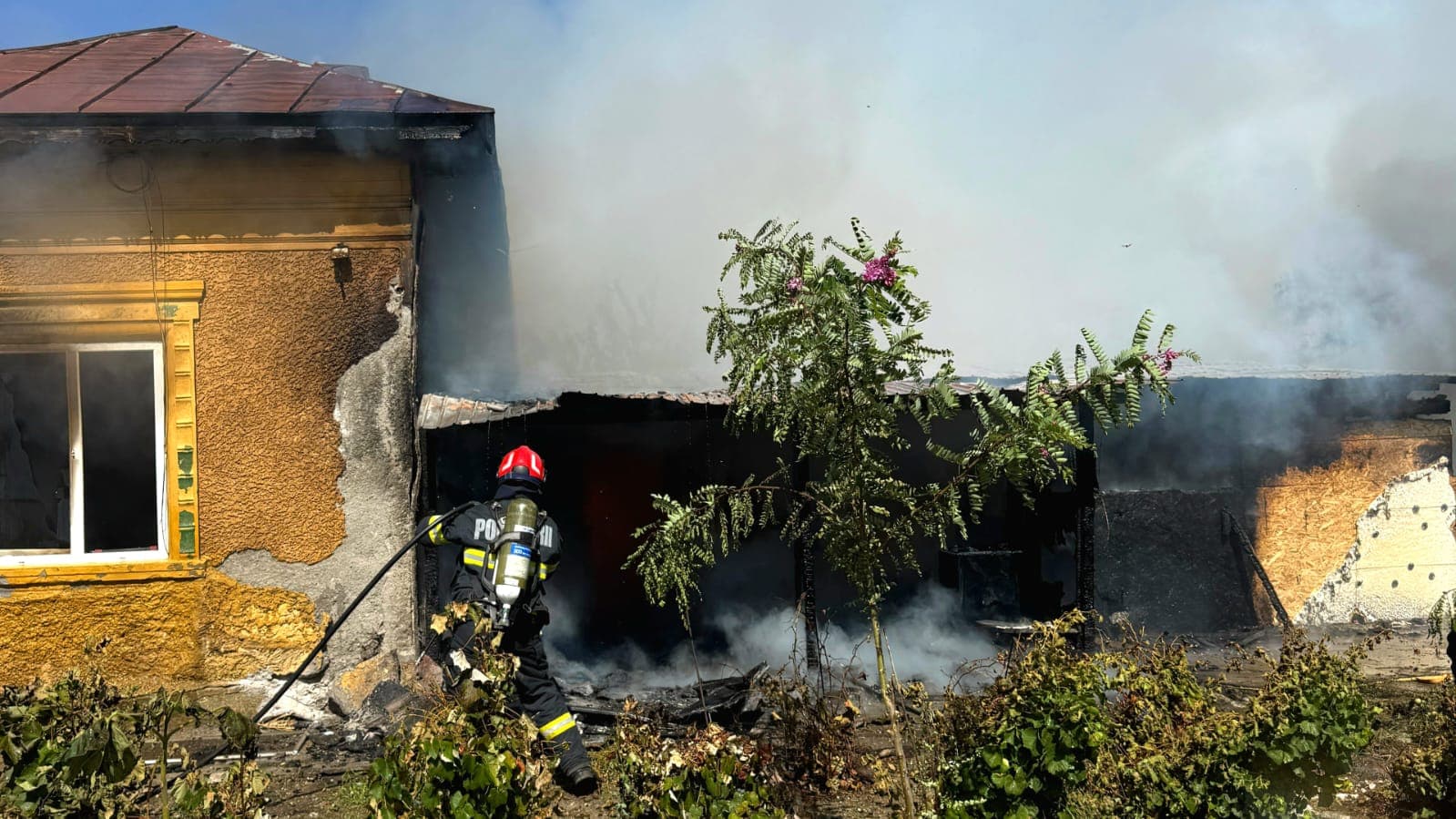 Incendiu la Purani: focul s-a extins de la o anexă la casă. Șase voluntari au intervenit alături de pompierii militari