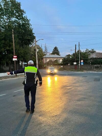 Incident grav la Ciolănești: tânăr de 28 de ani reținut după ce a intrat cu mașina în gardul cimitirului