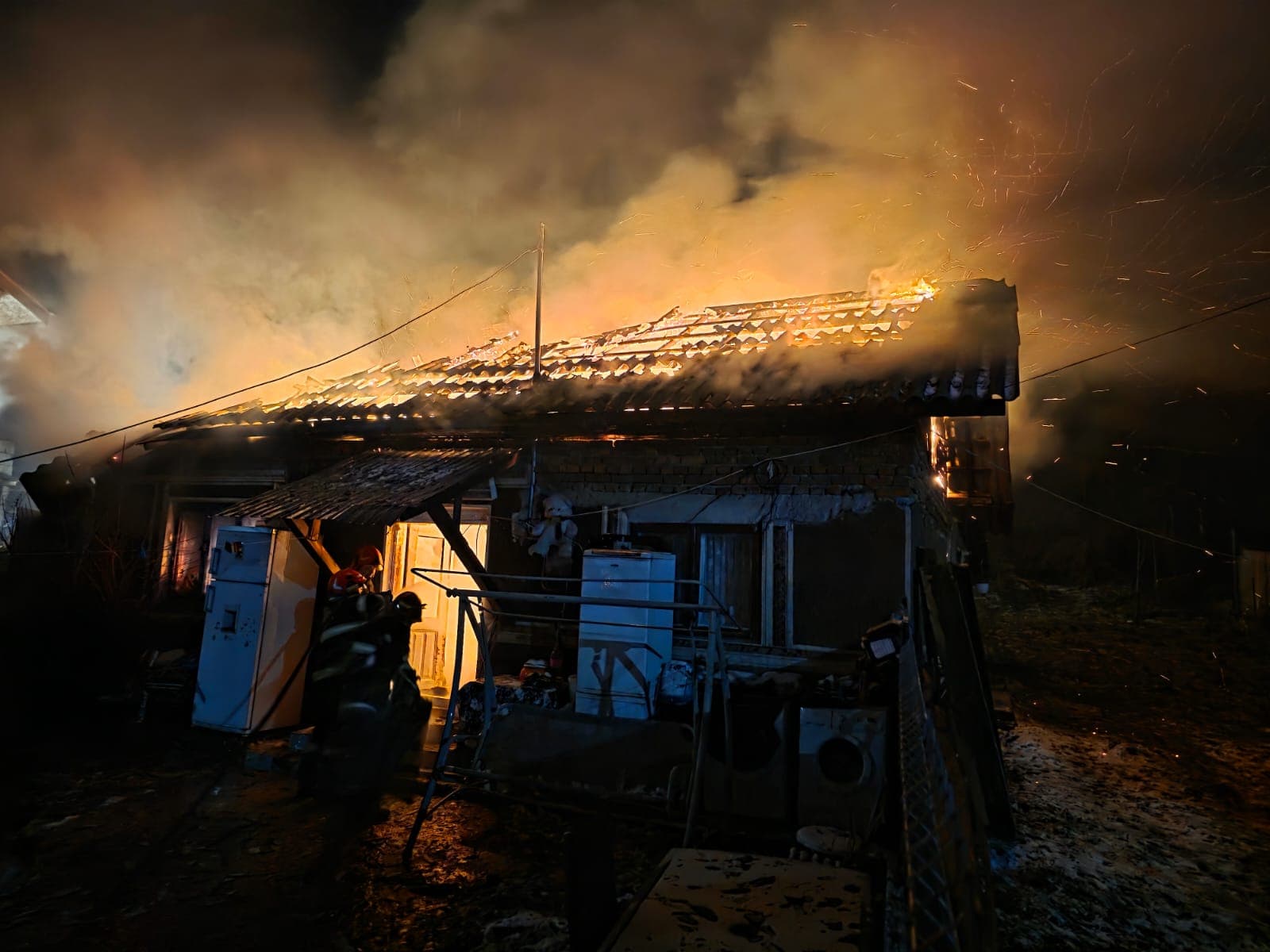 Incendiu devastator în Ciurari-Deal, Teleorman: O casă a fost cuprinsă de flăcări. Pompierii au salvat două animale din calea focului