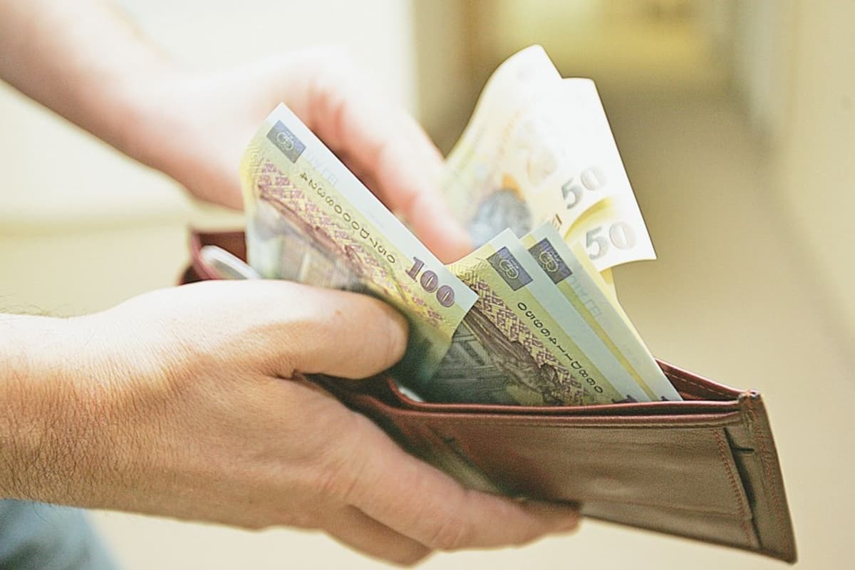 Cu cât vor crește salariile românilor în 2026. Puterea de cumpărare va rămâne pe minus, avertizează CNSP