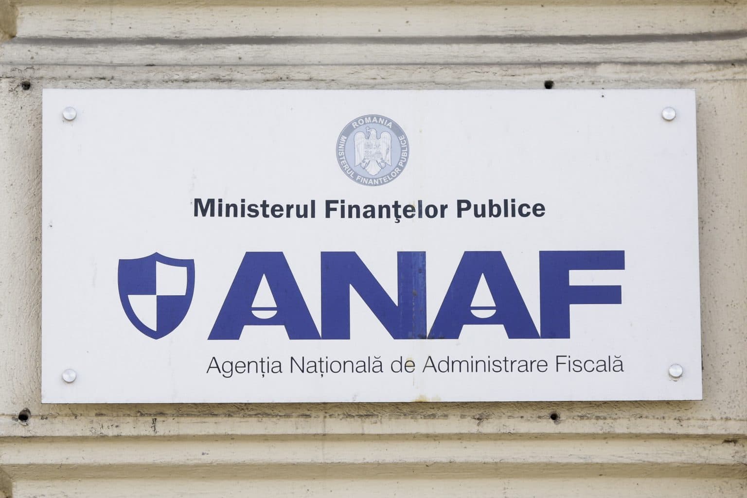 ANAF scoate la licitație hainele confiscate de la firma Biancăi Drăgușanu. Bunurile au fost ridicate într-un dosar de evaziune fiscală