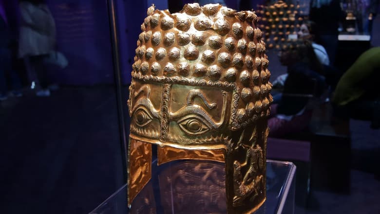 Au fost recuperate coiful de la Coțofenești și brățările dacice furate din muzeul Drents din Olanda