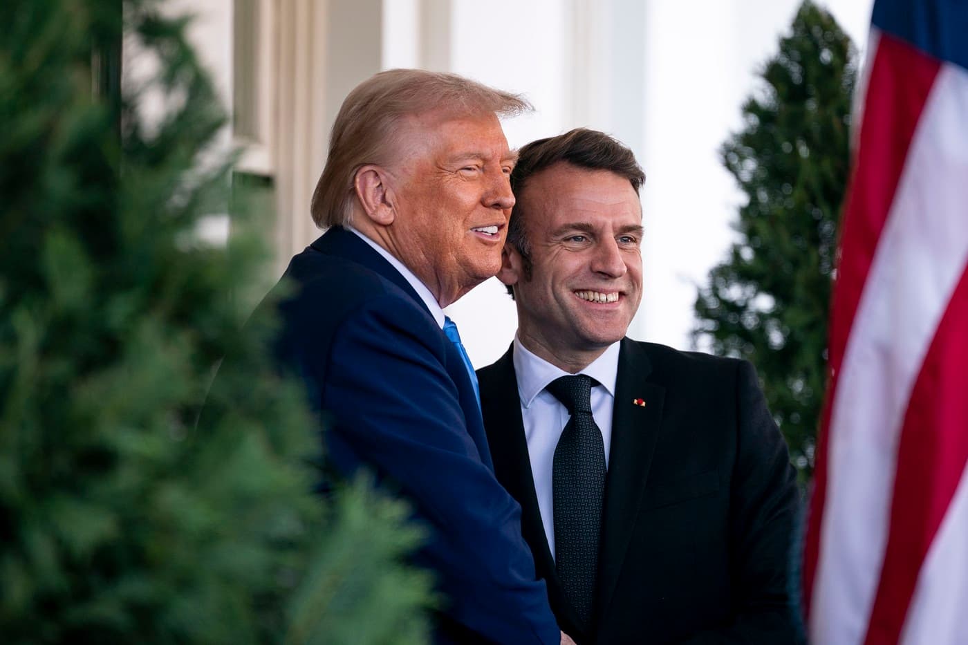 Trump îl ironizează pe Macron după o discuție telefonică: „Soția sa îl tratează foarte rău”