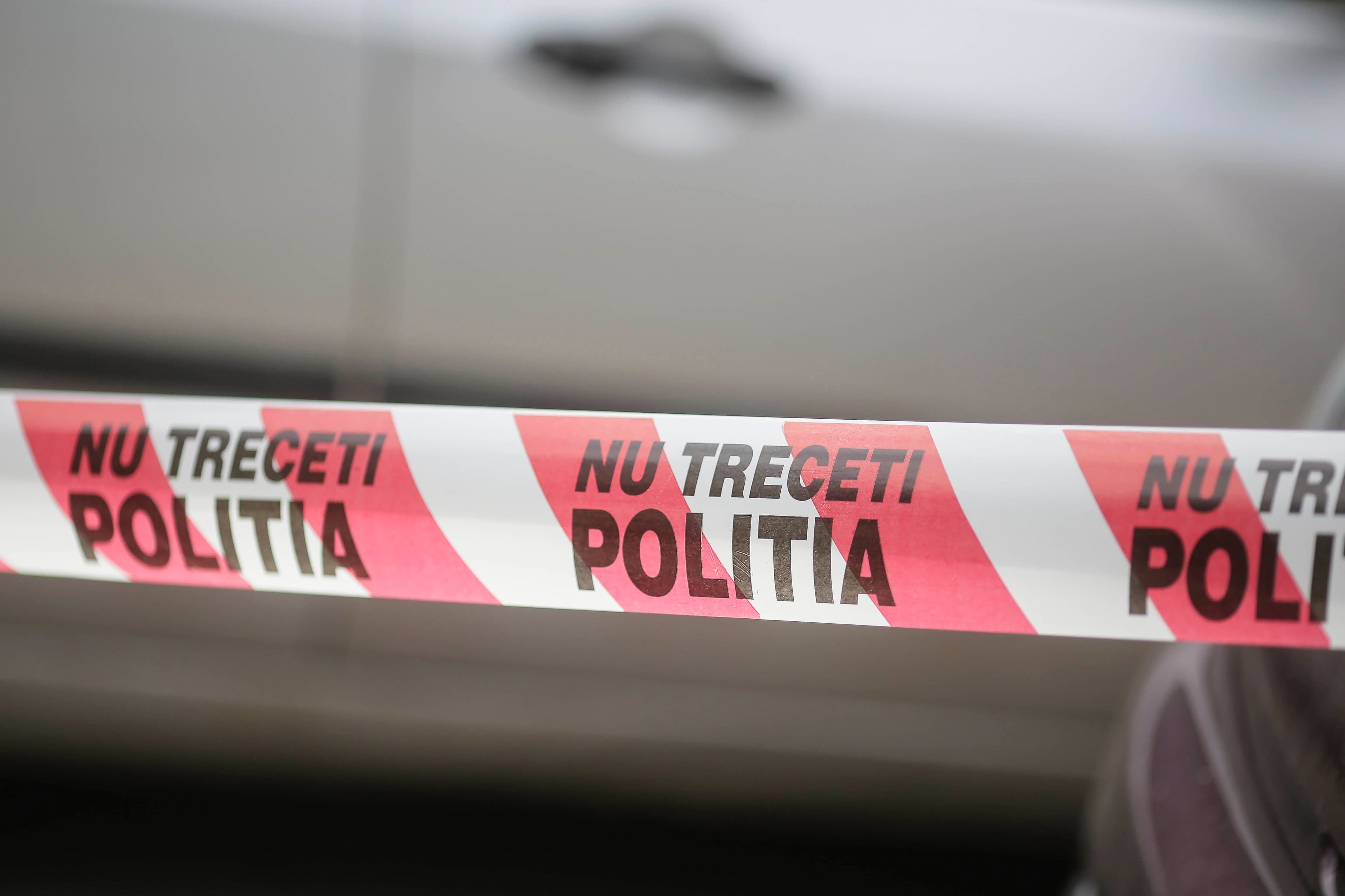 Un polițist a fost înjunghiat mortal de fiul său pe o stradă din Piatra-Neamț