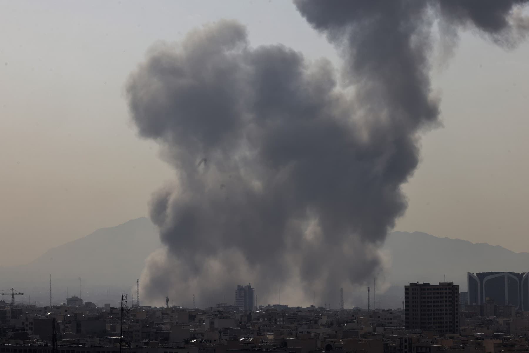 Noi atacuri SUA-Iran: schimburi de focuri în Strâmtoarea Ormuz, sirene în Bahrain și rachete interceptate în Kuweit