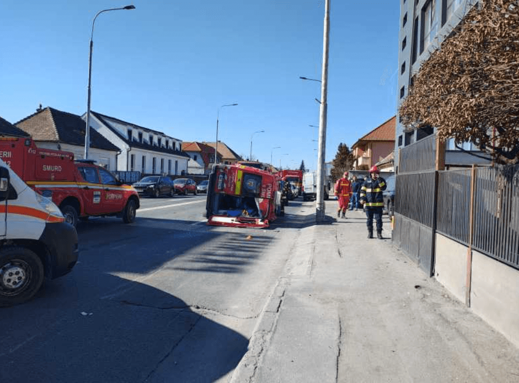 Accident la Sibiu între o ambulanță SMURD și un autoturism. A fost activat Planul Roșu de Intervenție