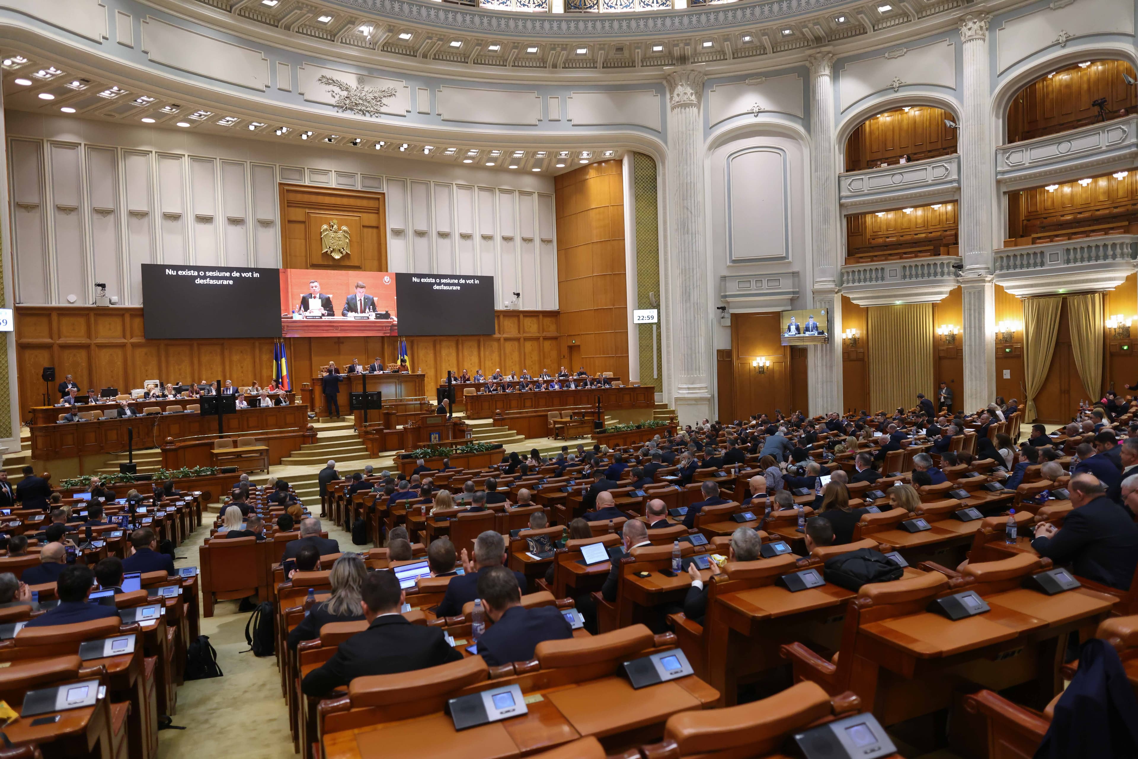Mai mult de două treimi dintre români consideră că este momentul schimbării complete a clasei politice (sondaj)
