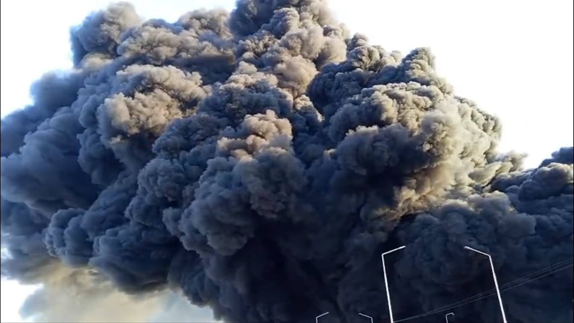 Incendiu puternic la o fabrică de polistiren din Arad. A fost emis mesaj RO-Alert din cauza fumului dens