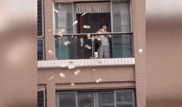 „Ploaie” de bani: 160.000 de dolari, aruncați de la balcon în câteva minute de o femeie din China. Ce apel au făcut autoritățile
