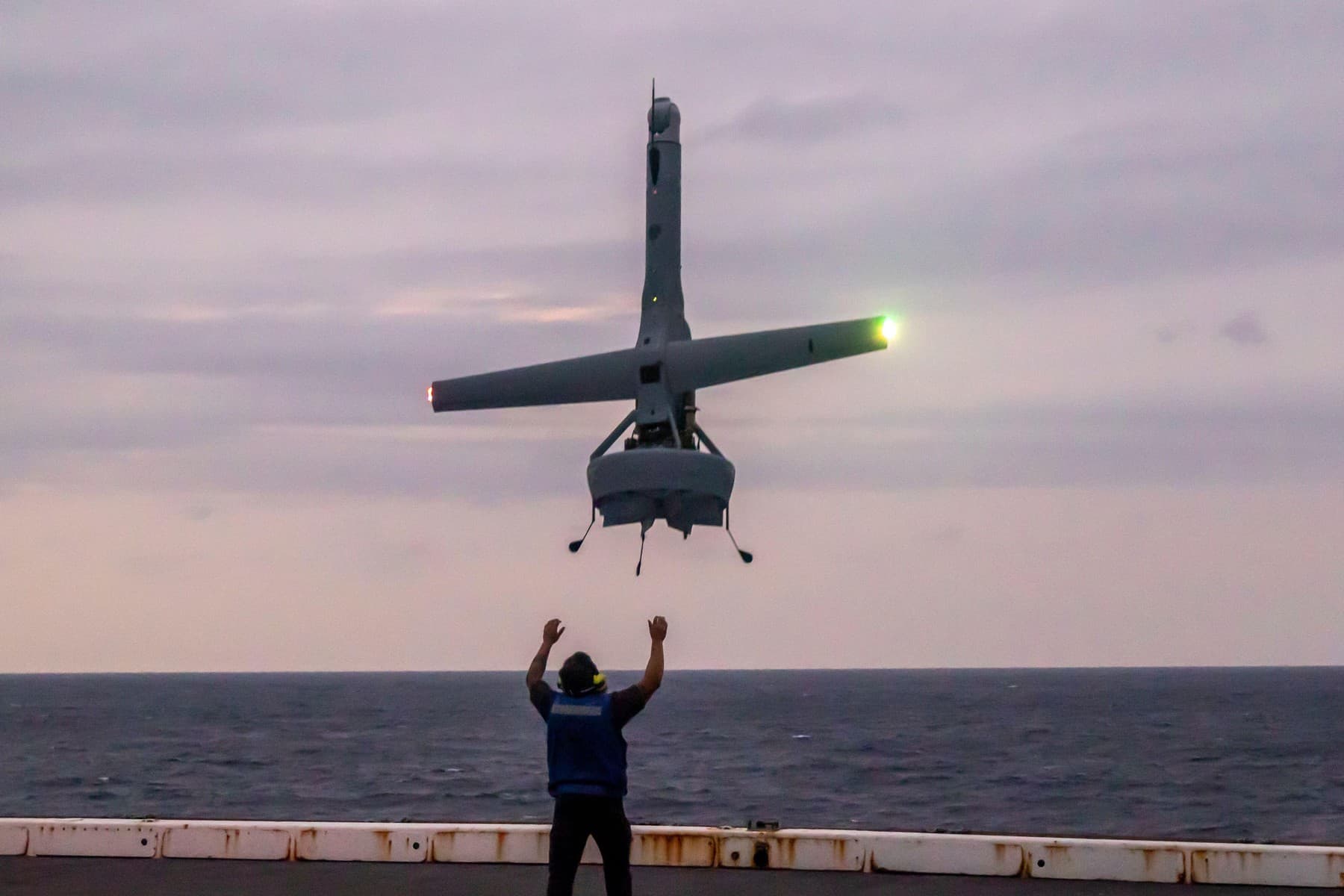 O femeie ofițer al Forțelor Navale Române, grav rănită la o mână de o dronă V-BAT în timpul unui exercițiu în Texas. Anchetă Reuters