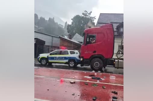 Mașină de Poliție, lovită de un TIR în Bușteni. Şoferul s-a baricadat în cabină și a fost scos de polițiști